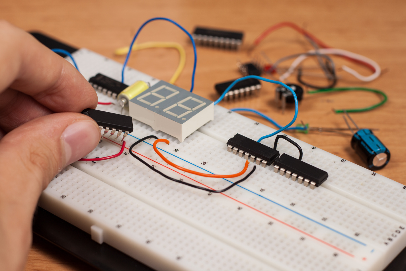 Testing electrical circuit on breadboard